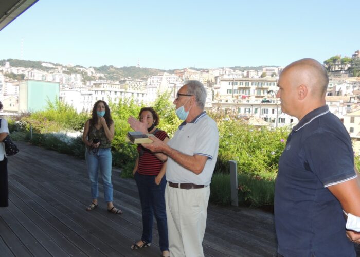 la nostra presenza alla visita alla copertura a verde del museo del mare di Genova, organizzata da AIAPP. Il geom Berci illustra la tecnologia utilizzata per la realizzazione della copertura a verde